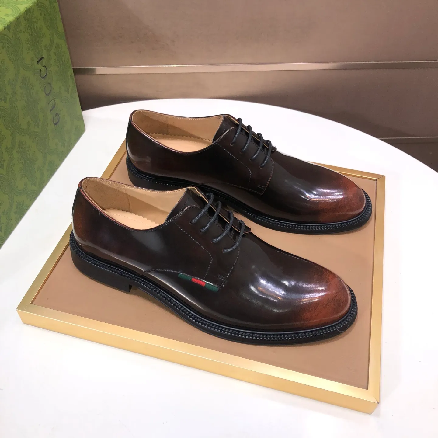 Factory batch 500💰Italy’s top luxury men’s shoe giant (GUCCI) (Gucci) (full cowhide lining) new arrival🍃Original European style🔰 Pleasant to the eye😍In order to make the shoes more durable and non-deformable🌀The production continues to follow traditional methods but there is still no lack of innovation💪The original sheepskin is selected for the leather♻️Smooth, natural and extra bright⭐Made of imported cowhide The rich man’s first choice 38-45 (45 customized)